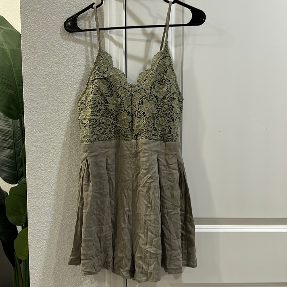 NWT La Miel Romper. Green. Size Medium. Never worn. Has Pockets.